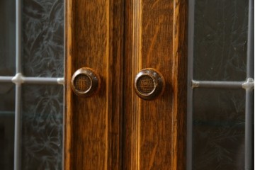 中古　美品　三越家具(現カントリーハウス)　Brugge(ブルージュ)　素材の美しさが引き立つステンドグラス入りのサイドボード　(R-087478)