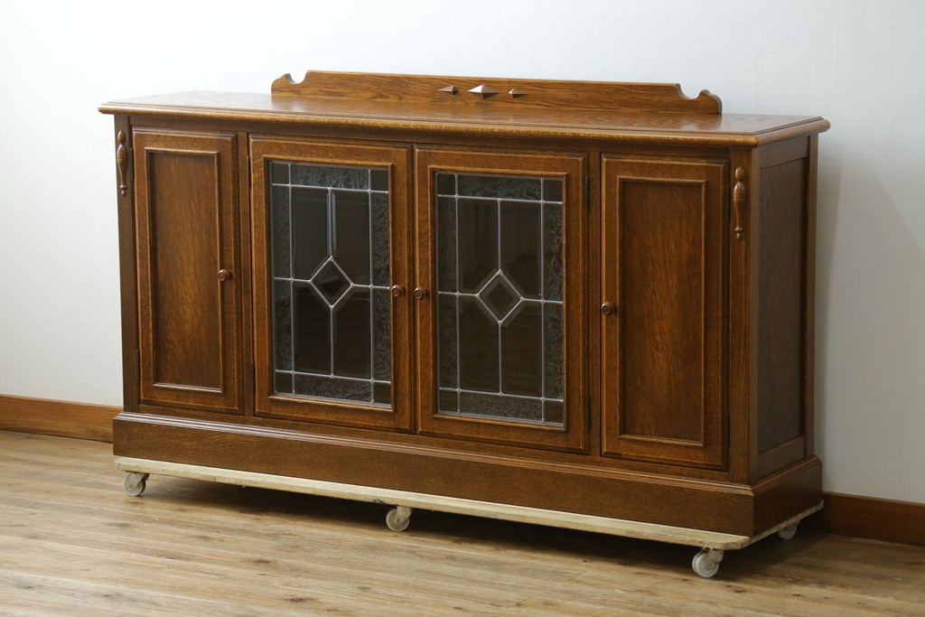 中古　美品　三越家具　COUNTRY HOUSE(カントリーハウス)　Brugge(ブルージュ)　素材の美しさが引き立つステンドグラス入りのサイドボード　(R-087478)
