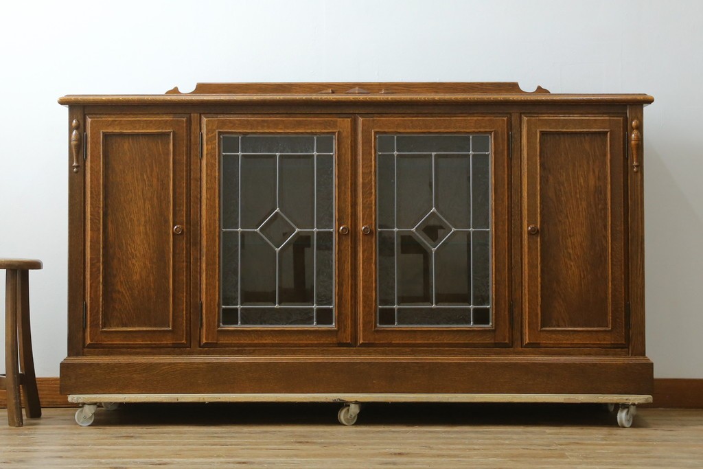 中古　美品　三越家具　COUNTRY HOUSE(カントリーハウス)　Brugge(ブルージュ)　素材の美しさが引き立つステンドグラス入りのサイドボード　(R-087478)