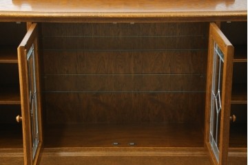 中古　美品　三越家具　COUNTRY HOUSE(カントリーハウス)　Brugge(ブルージュ)　素材の美しさが引き立つステンドグラス入りのサイドボード　(R-087478)