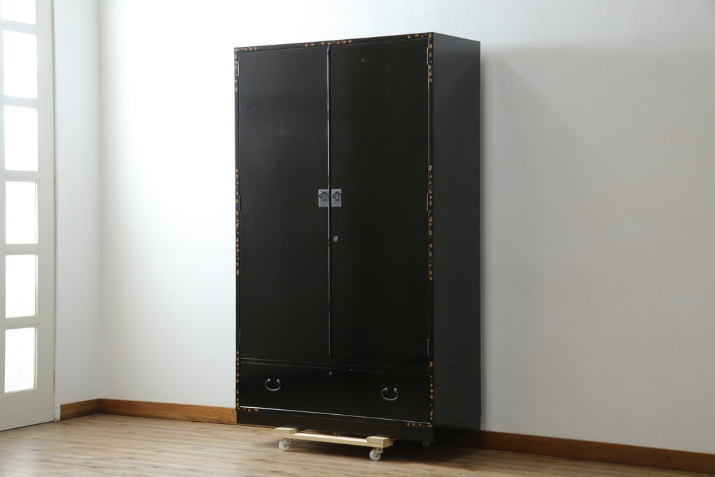 中古　美品　最高級品!!　桐材　奥ゆかしい蝶の図の蒔絵があしらわれた黒漆塗りの着物箪笥　(R-087479)