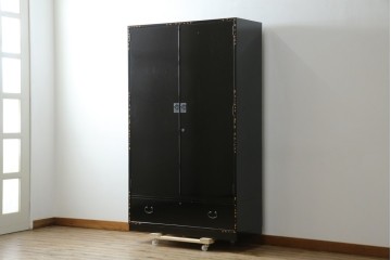 中古　美品　最高級品!!　桐材　奥ゆかしい蝶の図の蒔絵があしらわれた黒漆塗りの着物箪笥　(R-087479)