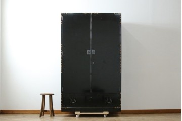 中古　美品　最高級品!!　桐材　奥ゆかしい蝶の図の蒔絵があしらわれた黒漆塗りの着物箪笥　(R-087479)