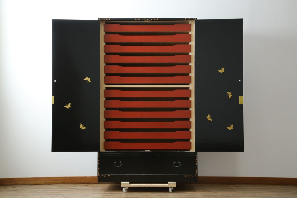 中古　美品　最高級品!!　桐材　奥ゆかしい蝶の図の蒔絵があしらわれた黒漆塗りの着物箪笥　(R-087479)