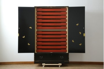 中古　美品　最高級品!!　桐材　奥ゆかしい蝶の図の蒔絵があしらわれた黒漆塗りの着物箪笥　(R-087479)