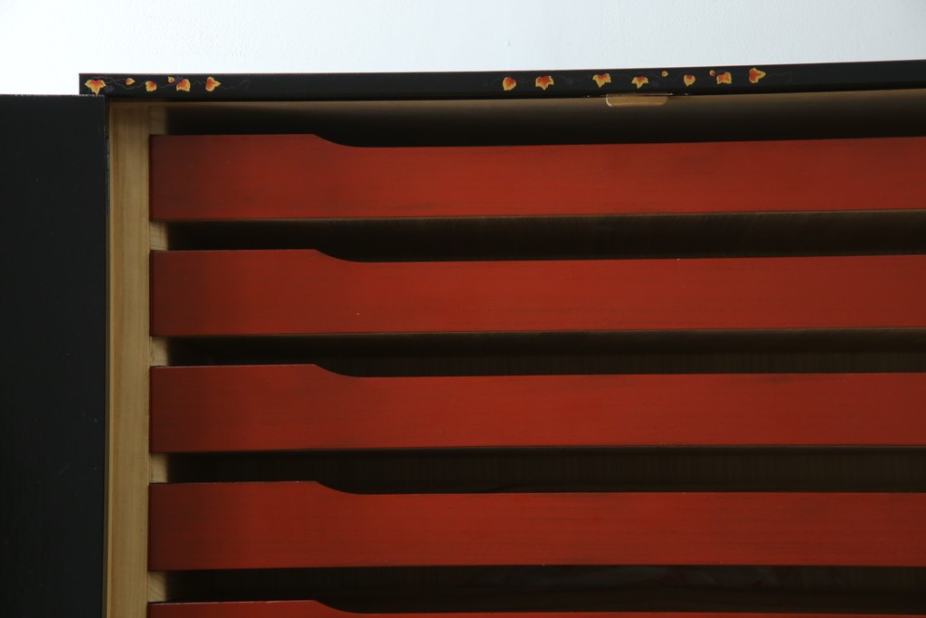 中古　美品　最高級品!!　桐材　奥ゆかしい蝶の図の蒔絵があしらわれた黒漆塗りの着物箪笥　(R-087479)