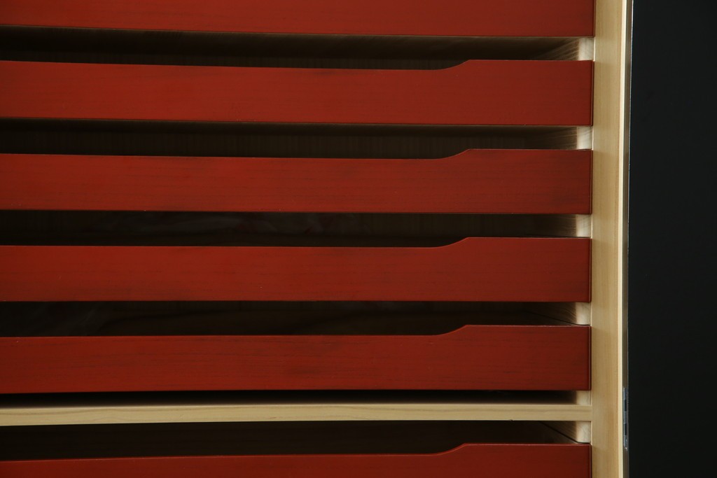 中古　美品　最高級品!!　桐材　奥ゆかしい蝶の図の蒔絵があしらわれた黒漆塗りの着物箪笥　(R-087479)