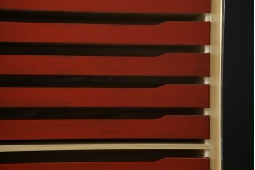 中古　美品　最高級品!!　桐材　奥ゆかしい蝶の図の蒔絵があしらわれた黒漆塗りの着物箪笥　(R-087479)