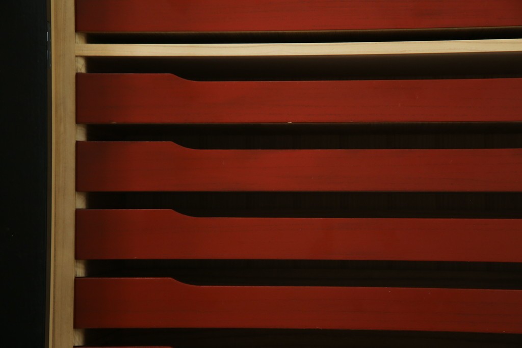 中古　美品　最高級品!!　桐材　奥ゆかしい蝶の図の蒔絵があしらわれた黒漆塗りの着物箪笥　(R-087479)