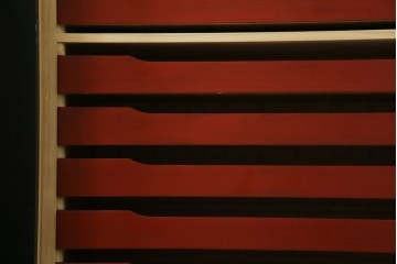 中古　美品　最高級品!!　桐材　奥ゆかしい蝶の図の蒔絵があしらわれた黒漆塗りの着物箪笥　(R-087479)