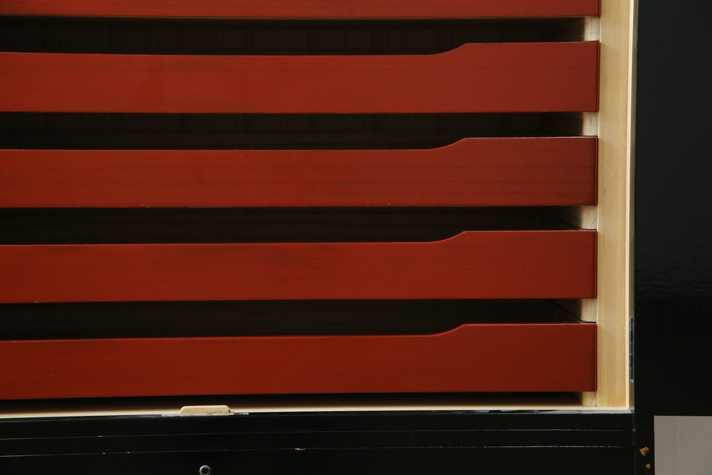 中古　美品　最高級品!!　桐材　奥ゆかしい蝶の図の蒔絵があしらわれた黒漆塗りの着物箪笥　(R-087479)