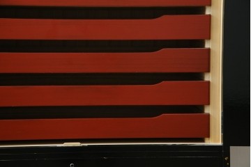 中古　美品　最高級品!!　桐材　奥ゆかしい蝶の図の蒔絵があしらわれた黒漆塗りの着物箪笥　(R-087479)