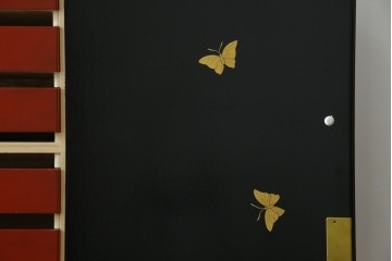 中古　美品　最高級品!!　桐材　奥ゆかしい蝶の図の蒔絵があしらわれた黒漆塗りの着物箪笥　(R-087479)