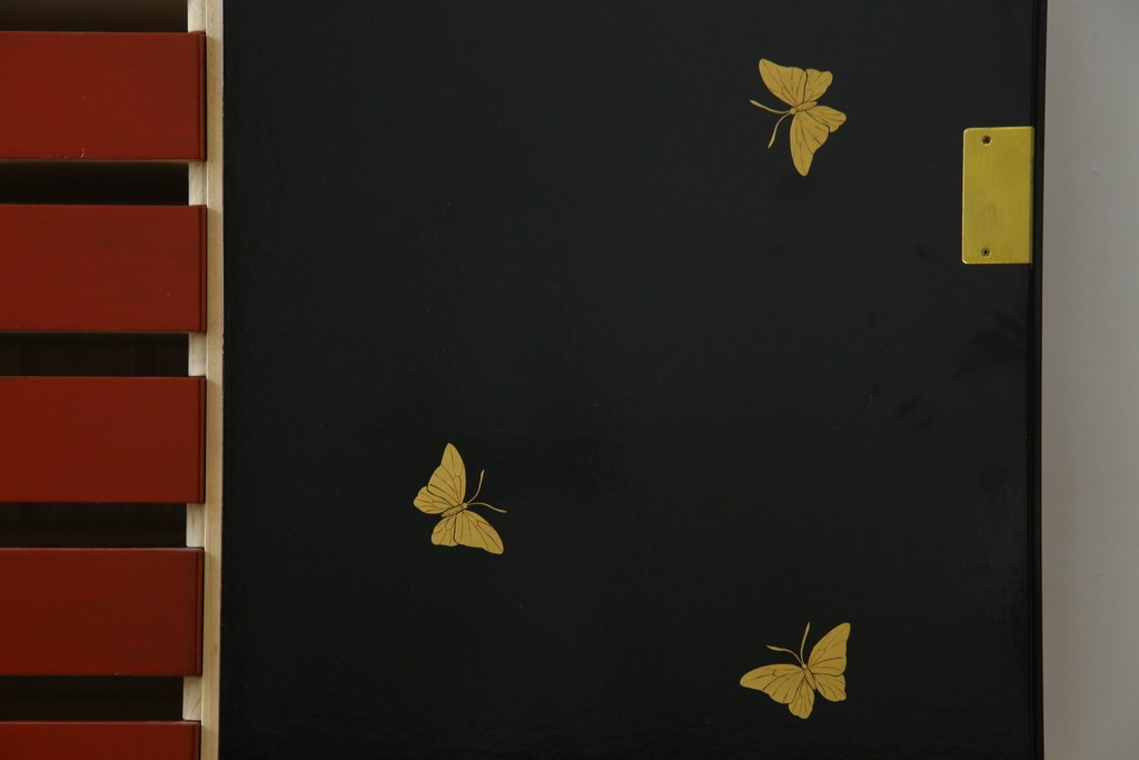 中古　美品　最高級品!!　桐材　奥ゆかしい蝶の図の蒔絵があしらわれた黒漆塗りの着物箪笥　(R-087479)