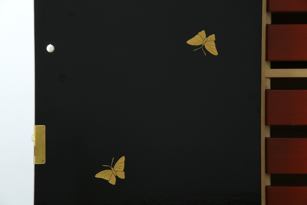 中古　美品　最高級品!!　桐材　奥ゆかしい蝶の図の蒔絵があしらわれた黒漆塗りの着物箪笥　(R-087479)