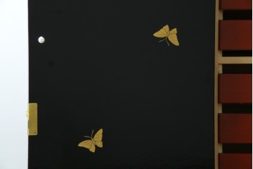 中古　美品　最高級品!!　桐材　奥ゆかしい蝶の図の蒔絵があしらわれた黒漆塗りの着物箪笥　(R-087479)