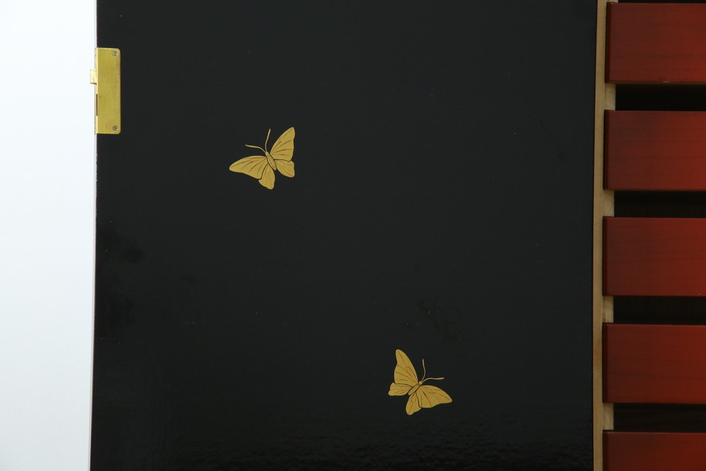 中古　美品　最高級品!!　桐材　奥ゆかしい蝶の図の蒔絵があしらわれた黒漆塗りの着物箪笥　(R-087479)