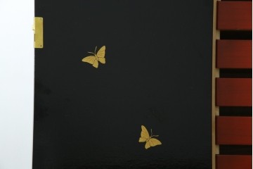 中古　美品　最高級品!!　桐材　奥ゆかしい蝶の図の蒔絵があしらわれた黒漆塗りの着物箪笥　(R-087479)