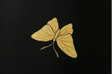 中古　美品　最高級品!!　桐材　奥ゆかしい蝶の図の蒔絵があしらわれた黒漆塗りの着物箪笥　(R-087479)