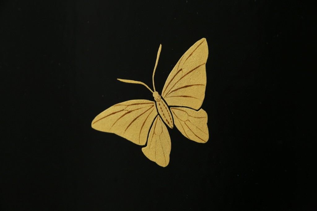 中古　美品　最高級品!!　桐材　奥ゆかしい蝶の図の蒔絵があしらわれた黒漆塗りの着物箪笥　(R-087479)