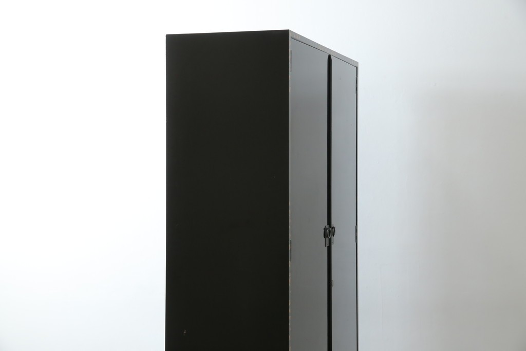 中古　美品　最高級品!!　桐材　奥ゆかしい蝶の図の蒔絵があしらわれた黒漆塗りの着物箪笥　(R-087479)