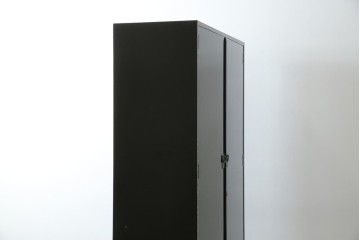 中古　美品　最高級品!!　桐材　奥ゆかしい蝶の図の蒔絵があしらわれた黒漆塗りの着物箪笥　(R-087479)