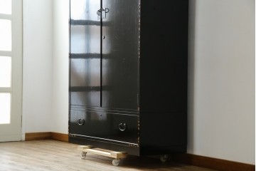 中古　美品　最高級品!!　桐材　奥ゆかしい蝶の図の蒔絵があしらわれた黒漆塗りの着物箪笥　(R-087479)