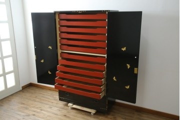 中古　美品　最高級品!!　桐材　奥ゆかしい蝶の図の蒔絵があしらわれた黒漆塗りの着物箪笥　(R-087479)