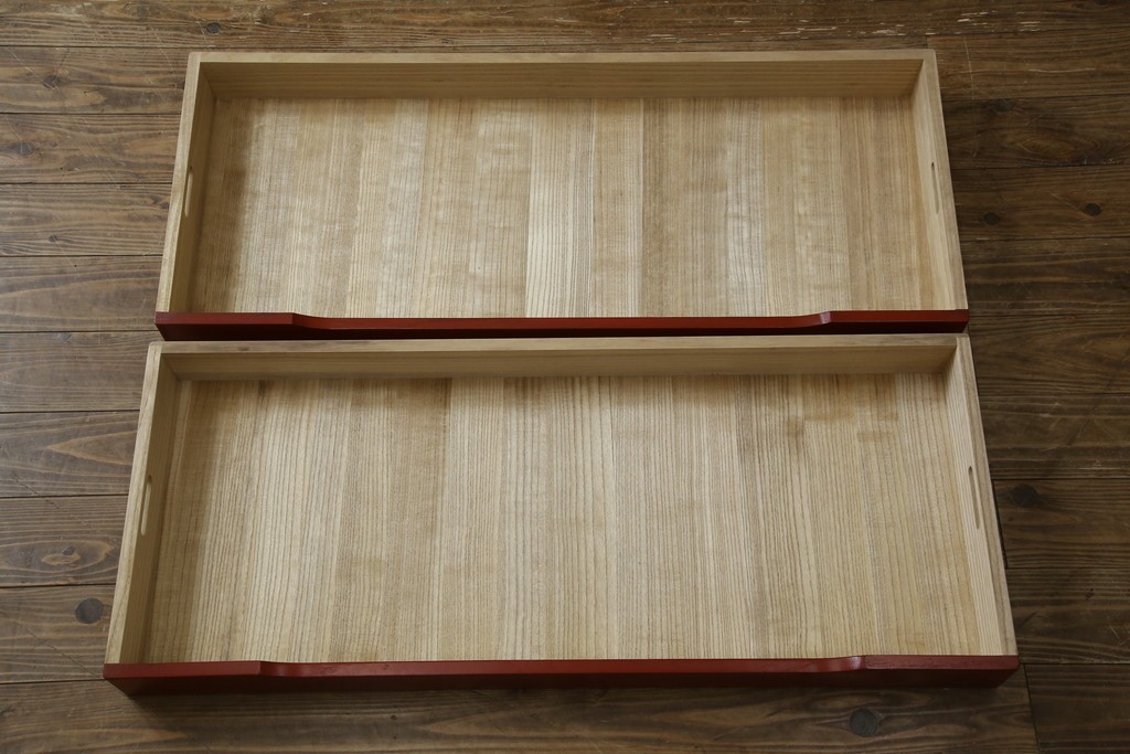 中古　美品　最高級品!!　桐材　奥ゆかしい蝶の図の蒔絵があしらわれた黒漆塗りの着物箪笥　(R-087479)