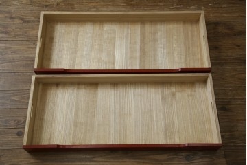 中古　美品　最高級品!!　桐材　奥ゆかしい蝶の図の蒔絵があしらわれた黒漆塗りの着物箪笥　(R-087479)