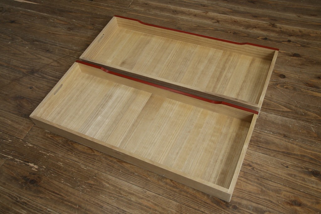 中古　美品　最高級品!!　桐材　奥ゆかしい蝶の図の蒔絵があしらわれた黒漆塗りの着物箪笥　(R-087479)