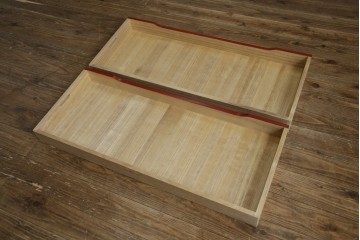 中古　美品　最高級品!!　桐材　奥ゆかしい蝶の図の蒔絵があしらわれた黒漆塗りの着物箪笥　(R-087479)