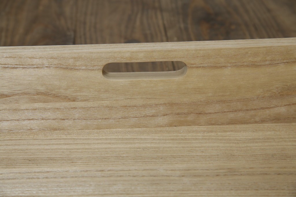 中古　美品　最高級品!!　桐材　奥ゆかしい蝶の図の蒔絵があしらわれた黒漆塗りの着物箪笥　(R-087479)