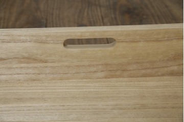 中古　美品　最高級品!!　桐材　奥ゆかしい蝶の図の蒔絵があしらわれた黒漆塗りの着物箪笥　(R-087479)