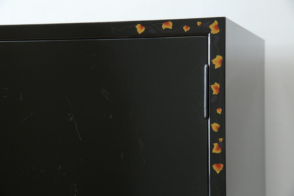 中古　美品　最高級品!!　桐材　奥ゆかしい蝶の図の蒔絵があしらわれた黒漆塗りの着物箪笥　(R-087479)