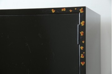 中古　美品　最高級品!!　桐材　奥ゆかしい蝶の図の蒔絵があしらわれた黒漆塗りの着物箪笥　(R-087479)