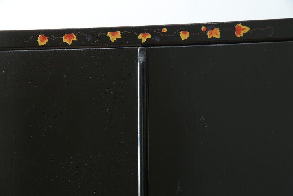 中古　美品　最高級品!!　桐材　奥ゆかしい蝶の図の蒔絵があしらわれた黒漆塗りの着物箪笥　(R-087479)