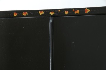 中古　美品　最高級品!!　桐材　奥ゆかしい蝶の図の蒔絵があしらわれた黒漆塗りの着物箪笥　(R-087479)