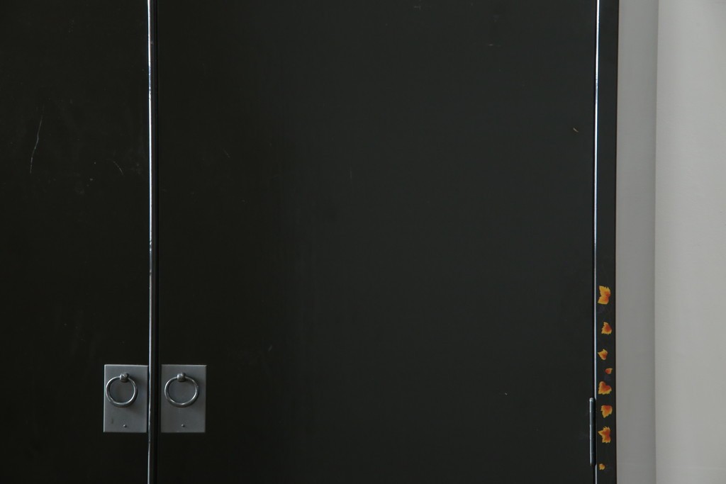 中古　美品　最高級品!!　桐材　奥ゆかしい蝶の図の蒔絵があしらわれた黒漆塗りの着物箪笥　(R-087479)