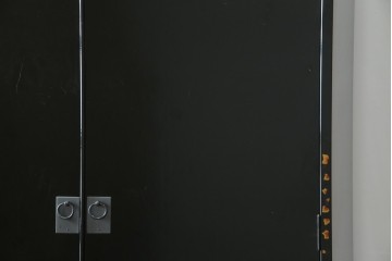 中古　美品　最高級品!!　桐材　奥ゆかしい蝶の図の蒔絵があしらわれた黒漆塗りの着物箪笥　(R-087479)