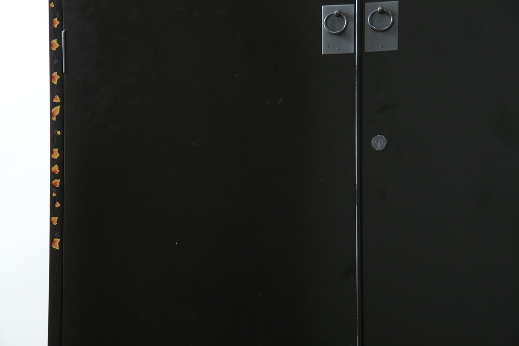 中古　美品　最高級品!!　桐材　奥ゆかしい蝶の図の蒔絵があしらわれた黒漆塗りの着物箪笥　(R-087479)