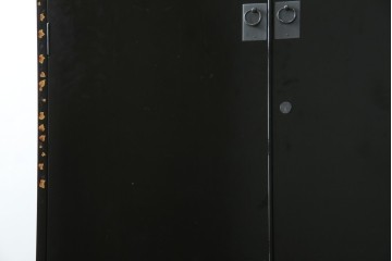 中古　美品　最高級品!!　桐材　奥ゆかしい蝶の図の蒔絵があしらわれた黒漆塗りの着物箪笥　(R-087479)