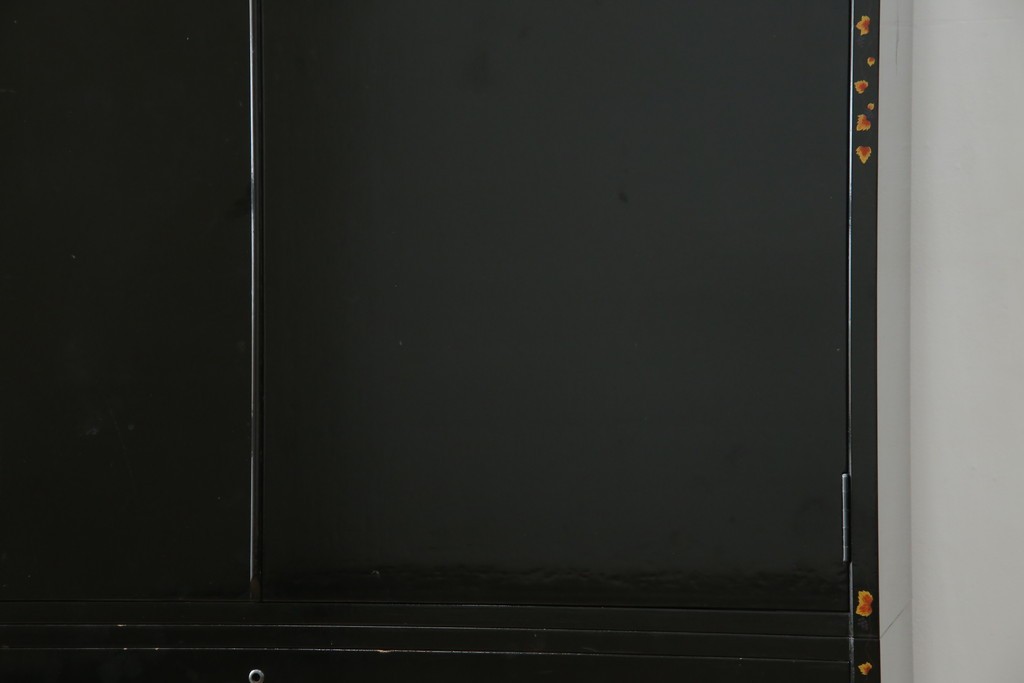 中古　美品　最高級品!!　桐材　奥ゆかしい蝶の図の蒔絵があしらわれた黒漆塗りの着物箪笥　(R-087479)