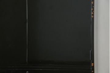 中古　美品　最高級品!!　桐材　奥ゆかしい蝶の図の蒔絵があしらわれた黒漆塗りの着物箪笥　(R-087479)