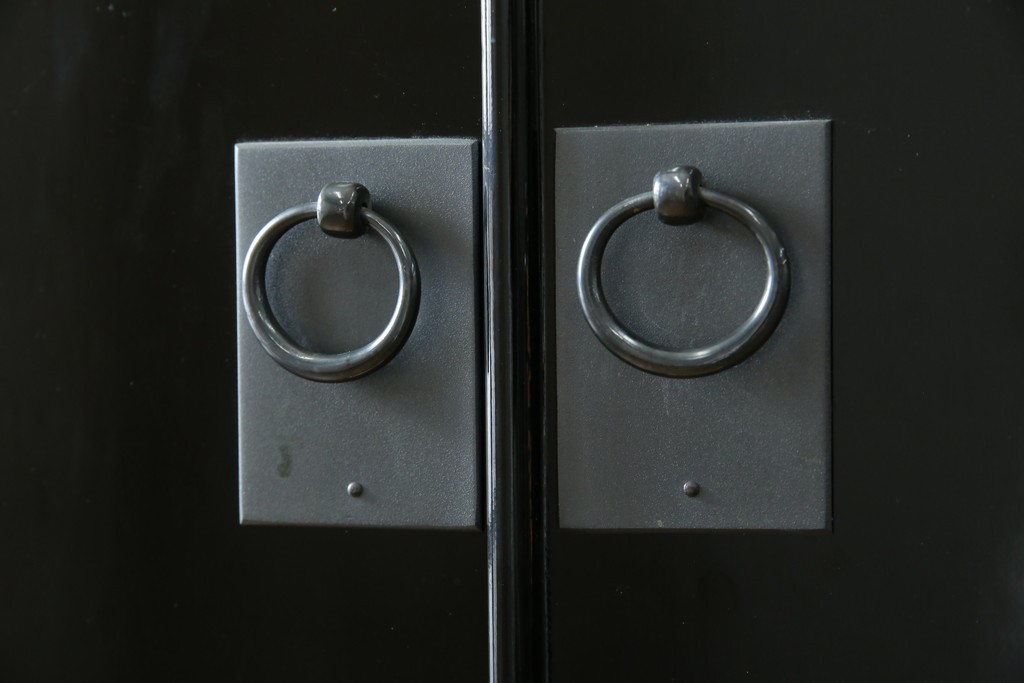 中古　美品　最高級品!!　桐材　奥ゆかしい蝶の図の蒔絵があしらわれた黒漆塗りの着物箪笥　(R-087479)