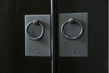 中古　美品　最高級品!!　桐材　奥ゆかしい蝶の図の蒔絵があしらわれた黒漆塗りの着物箪笥　(R-087479)