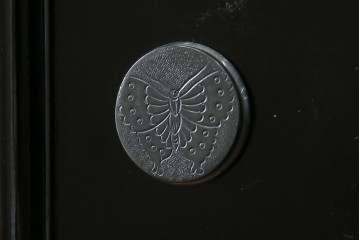 中古　美品　最高級品!!　桐材　奥ゆかしい蝶の図の蒔絵があしらわれた黒漆塗りの着物箪笥　(R-087479)