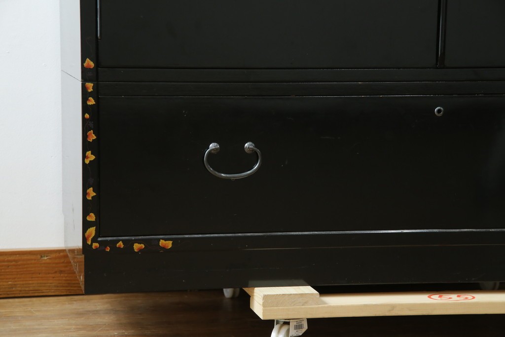 中古　美品　最高級品!!　桐材　奥ゆかしい蝶の図の蒔絵があしらわれた黒漆塗りの着物箪笥　(R-087479)