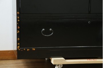 中古　美品　最高級品!!　桐材　奥ゆかしい蝶の図の蒔絵があしらわれた黒漆塗りの着物箪笥　(R-087479)