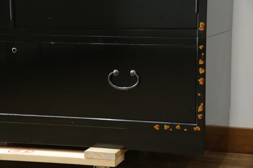 中古　美品　最高級品!!　桐材　奥ゆかしい蝶の図の蒔絵があしらわれた黒漆塗りの着物箪笥　(R-087479)